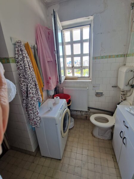 Piata Romana, Povernei, stradal,