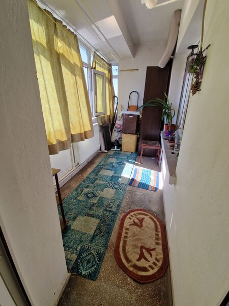 Piata Romana, Povernei, stradal,